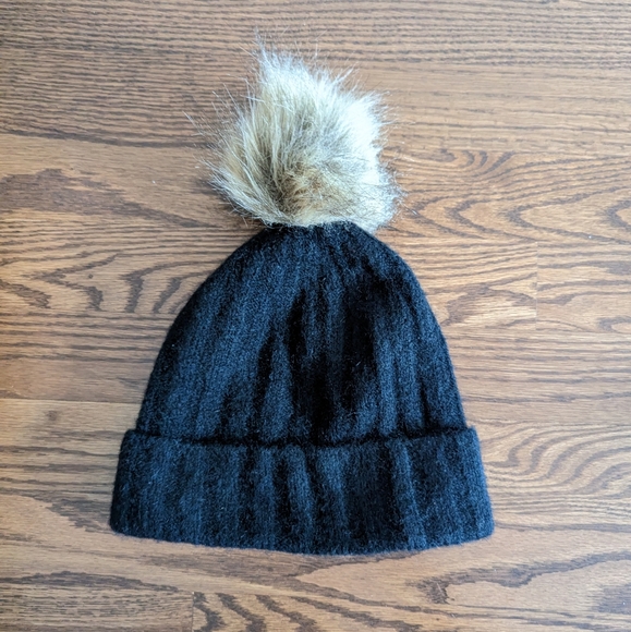 Auxiliary black pom beanie from Aritzia - Picture 1 of 2